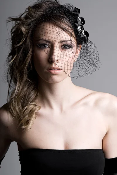 Modelo de moda deslumbrante em véu — Fotografia de Stock