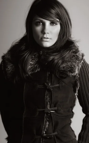 Hermosa morena adolescente en invierno abrigo — Foto de Stock