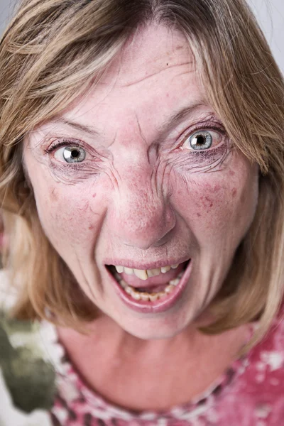 Senior dame schreeuwen op de camera — Stockfoto