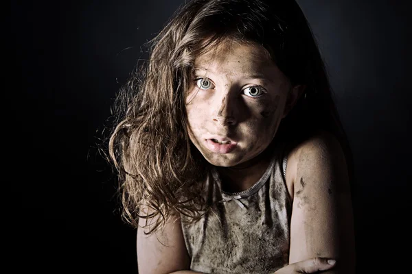 Испуганный и грязно-коричневый ребенок — стоковое фото
