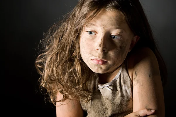 Enfant aux cheveux bruns effrayé et sale — Photo