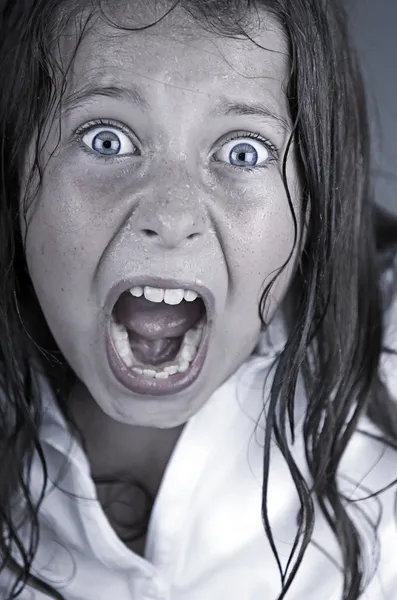 Στενή μέχρι πλάνο ενός παιδιού ουρλιάζοντας — Φωτογραφία Αρχείου