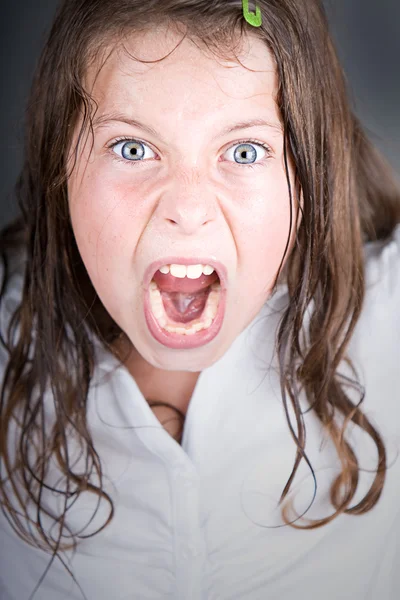 Καστανά μαλλιά κορίτσι ουρλιάζοντας — Φωτογραφία Αρχείου
