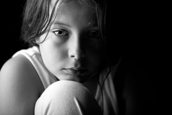 Jovem criança olhando triste — Fotografia de Stock