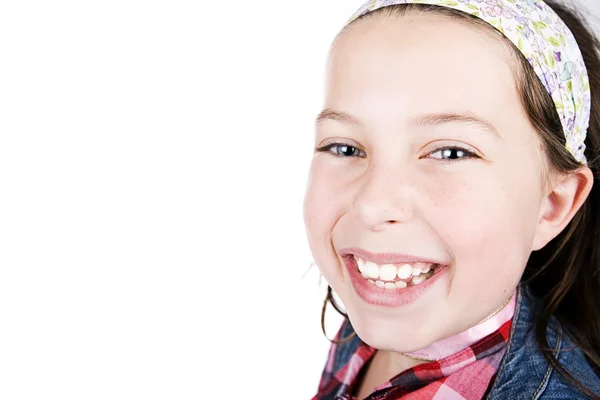 Sorrindo menina de cabelos castanhos felizes — Fotografia de Stock
