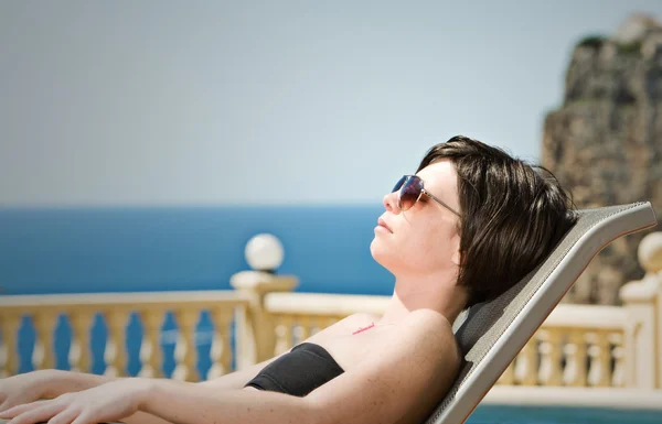 Brunette lady sunbathing — Stock Photo, Image