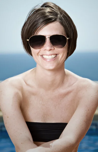 Bella bruna in occhiali da sole — Foto Stock