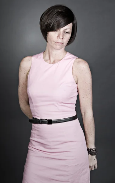 Brunett dam i rosa klänning — Stockfoto