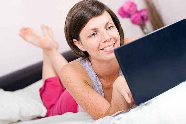 Pretty girl using laptop — Stock Photo, Image