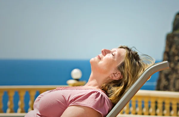 日光浴のシニア女性 ストック写真