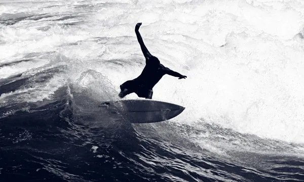Surfer op de golven Rechtenvrije Stockfoto's