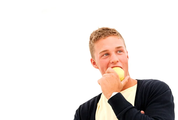 Jonge man met appel — Stockfoto