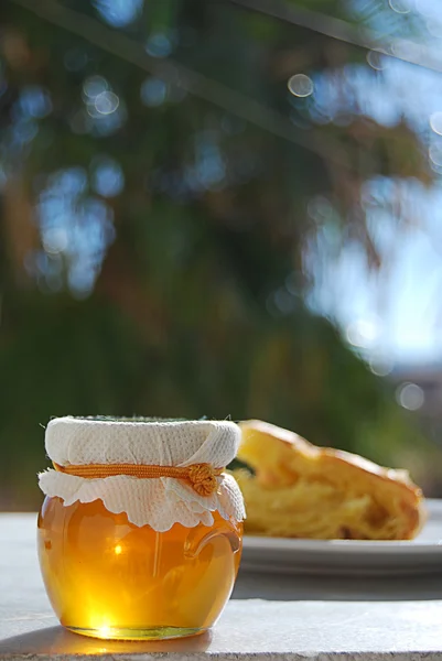 Frasco de mel com pastelaria — Fotografia de Stock