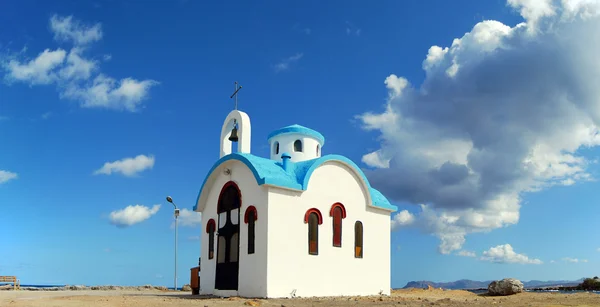 Chiesa bianca su crete panoramiche — Foto Stock