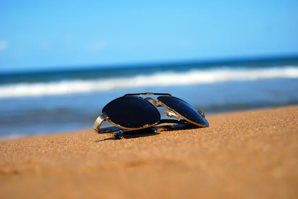 Sunglasses on beach — Stock Photo, Image