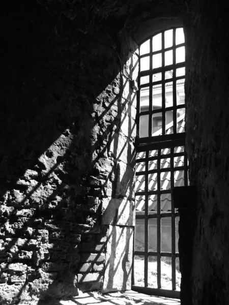 지 하 감옥 창 내부 — 스톡 사진