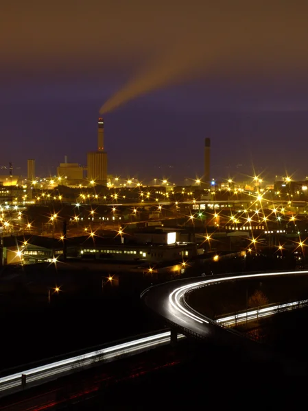 街の灯と夜の工場 — ストック写真