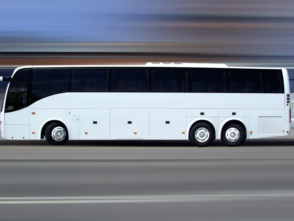 Biały autobus w ruchu — Zdjęcie stockowe