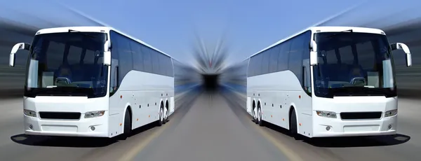Białe autobusy w ruchu — Zdjęcie stockowe