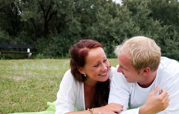 Paar beim romantischen Picknick — Stockfoto