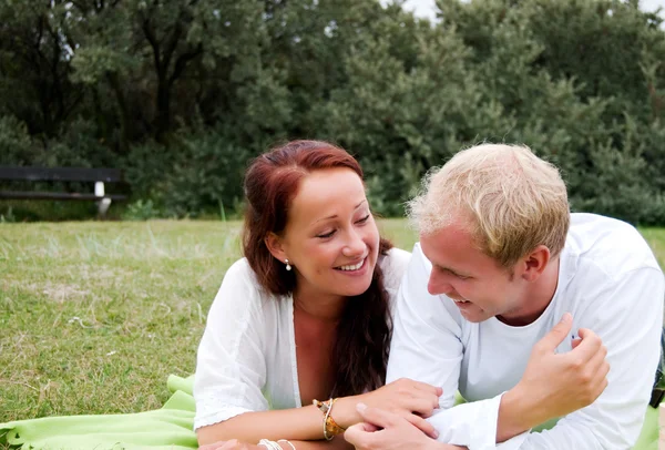 Paar genieten van romantische picknick — Stockfoto