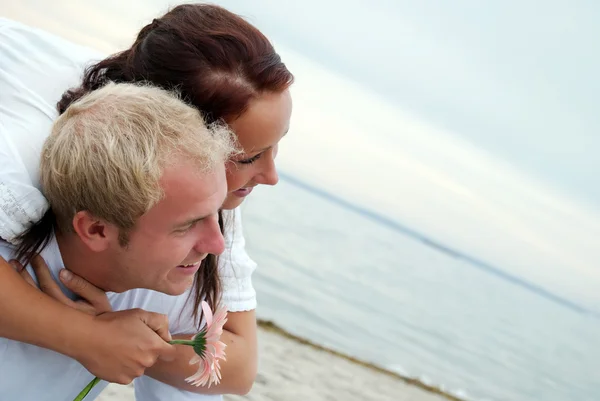 Embracing partner på stranden — Stockfoto