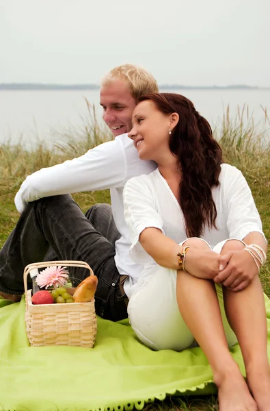 Kijken over de schouder op romantische picknick — Stockfoto