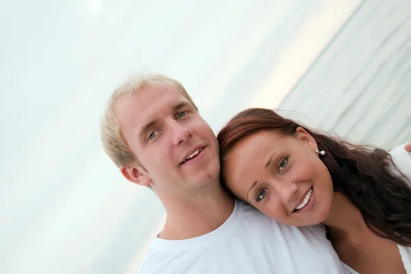 ビーチでの楽しみを持っている若いカップル — ストック写真