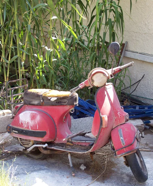 Motocicleta destrozada — Foto de Stock