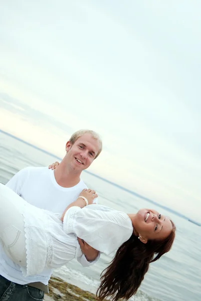 年轻的恋人在海滩上很开心 — 图库照片