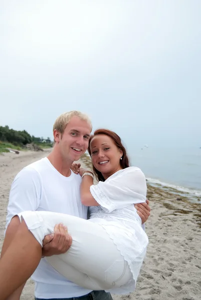 Jóvenes parejas divirtiéndose en la playa —  Fotos de Stock