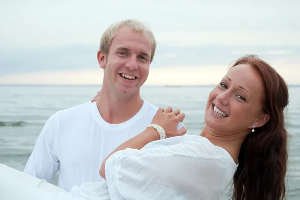 Jóvenes parejas divirtiéndose en la playa —  Fotos de Stock