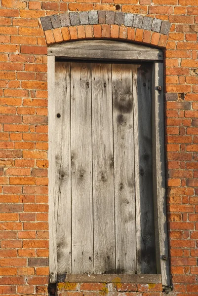 Дверь в сторону сарая — стоковое фото