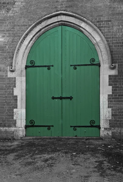 Зеленые двери часовни — стоковое фото