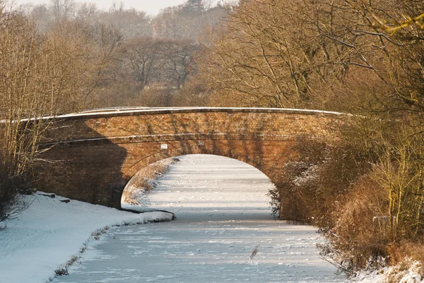 Kanalen bridge i vinter — Stockfoto