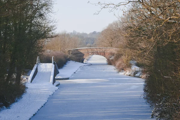 Most nad kanałem w zimie — Zdjęcie stockowe