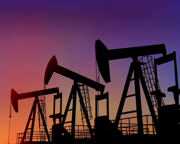 Tres pozos de petróleo en el desierto al atardecer — Foto de Stock