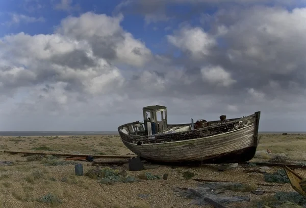 Stará rybářská loď na pláži — Stock fotografie