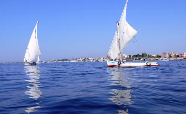 Segelschiffe auf dem Nil lizenzfreie Stockbilder
