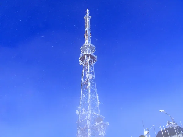 Telekommunikationen står hög och snö — Stockfoto