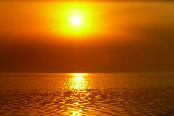 Spiegelung der Sonne im Meer Stockbild