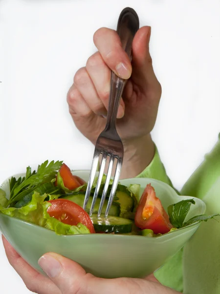 Frau isst Salat — Stockfoto