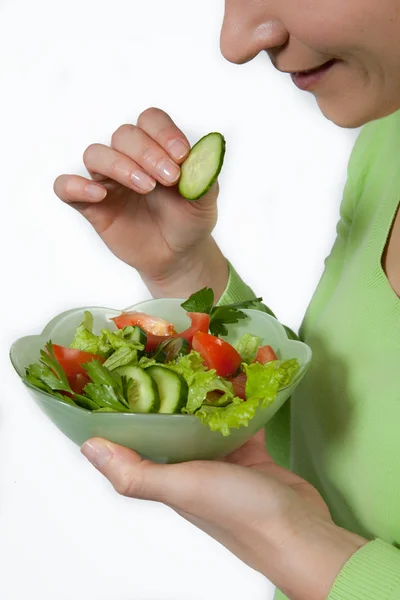 Salatalık yemeyi kadın — Stok fotoğraf