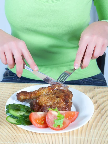Femme mangeant du poulet — Photo