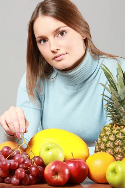 Γυναίκα με φρούτα — Φωτογραφία Αρχείου