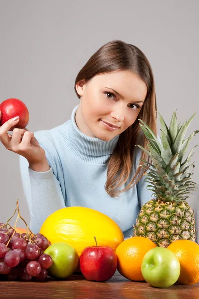 Женщина с фруктами — стоковое фото