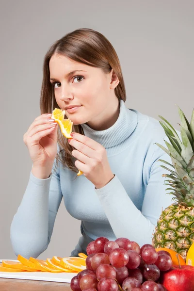 ผู้หญิงกินส้ม — ภาพถ่ายสต็อก
