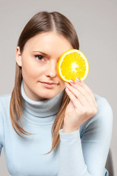 Mujer con rebanada naranja — Foto de Stock