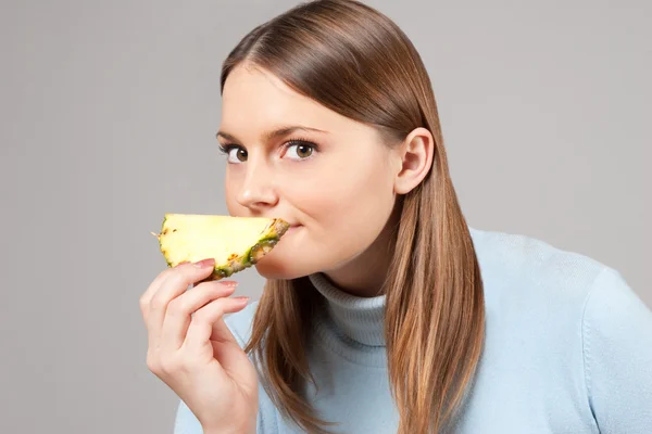 Mulher cheirando abacaxi — Fotografia de Stock