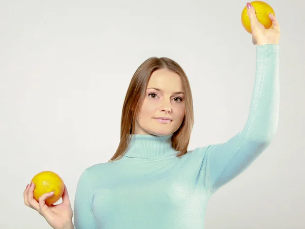 Woman playing with oranges — Stock Photo, Image